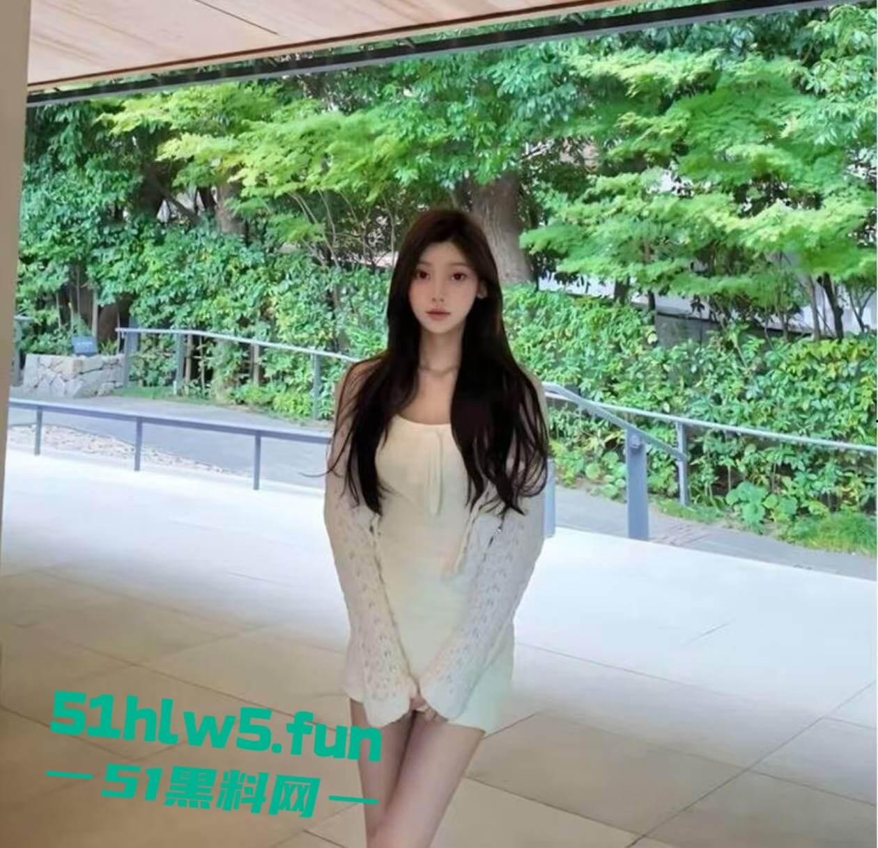 抖音高颜值网红【寺圭森寺森】直播时被操逼吗？ 面无表情继续直播，引发网友们的高度关注。