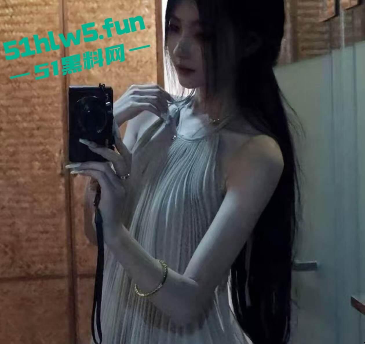 抖音高颜值网红【寺圭森寺森】直播时被操逼吗？ 面无表情继续直播，引发网友们的高度关注。