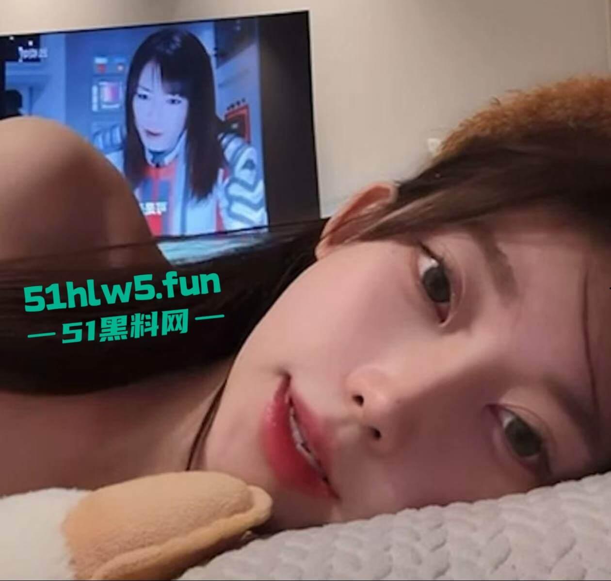 抖音高颜值网红【寺圭森寺森】直播时被操逼吗？ 面无表情继续直播，引发网友们的高度关注。-4