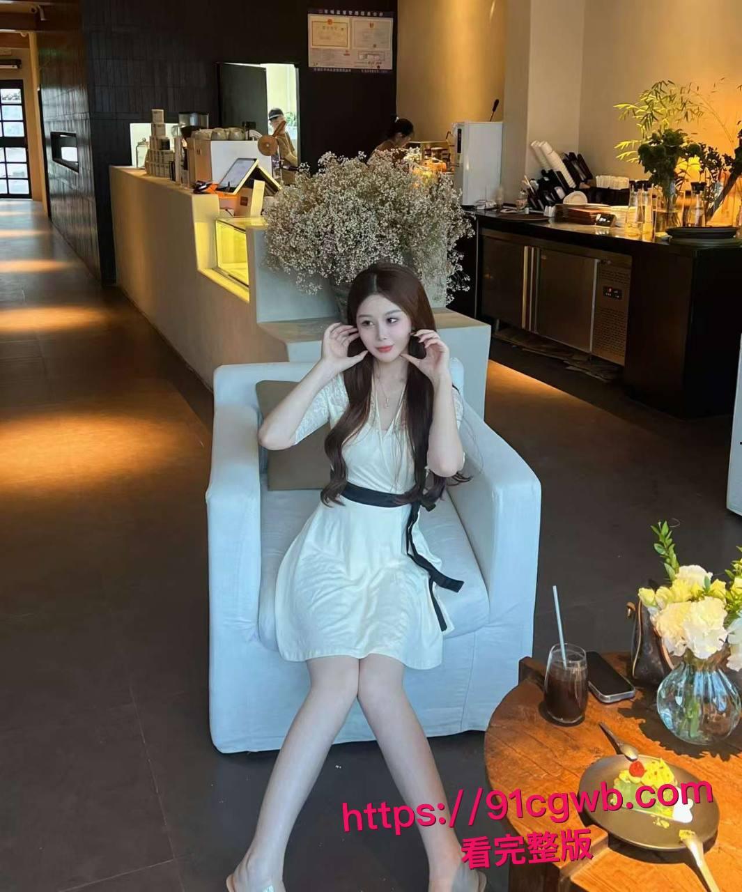 这骚货上次春药开苞,这次主动穿丁字裤送上门,当着结婚照被操嗷嗷叫-4