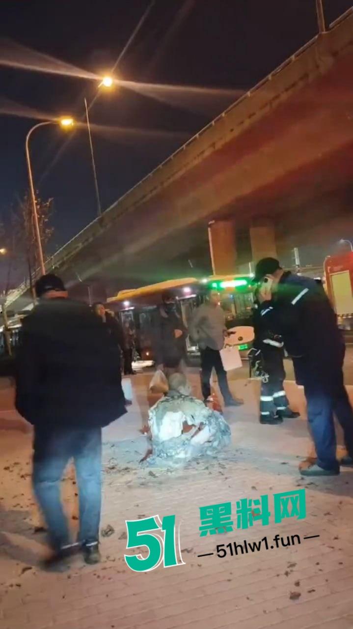 青岛海尔路上演火焰奇葩秀，自焚哥一身火光冲天 想变凤凰结果成了烧鸡？