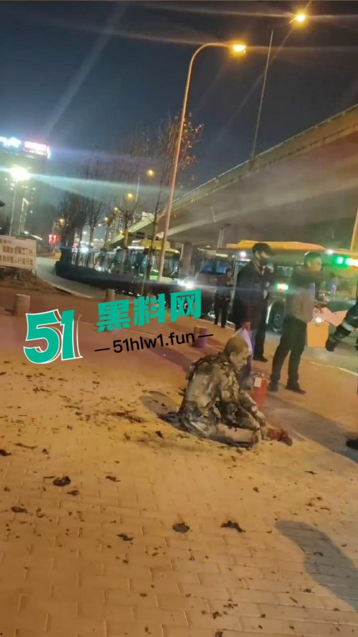 青岛海尔路上演火焰奇葩秀，自焚哥一身火光冲天 想变凤凰结果成了烧鸡？