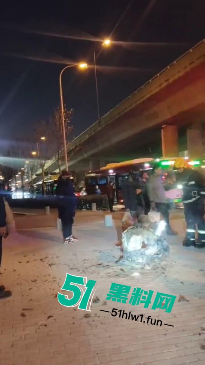 青岛海尔路上演火焰奇葩秀，自焚哥一身火光冲天 想变凤凰结果成了烧鸡？