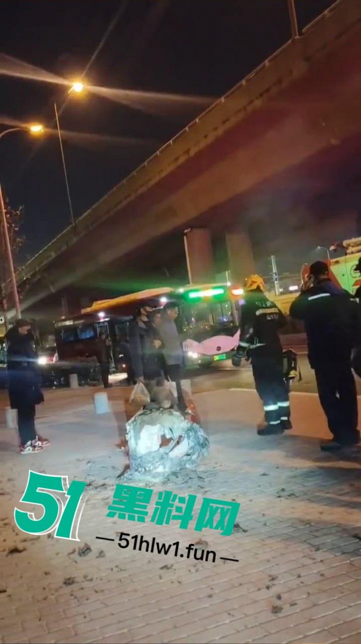 青岛海尔路上演火焰奇葩秀，自焚哥一身火光冲天 想变凤凰结果成了烧鸡？-5