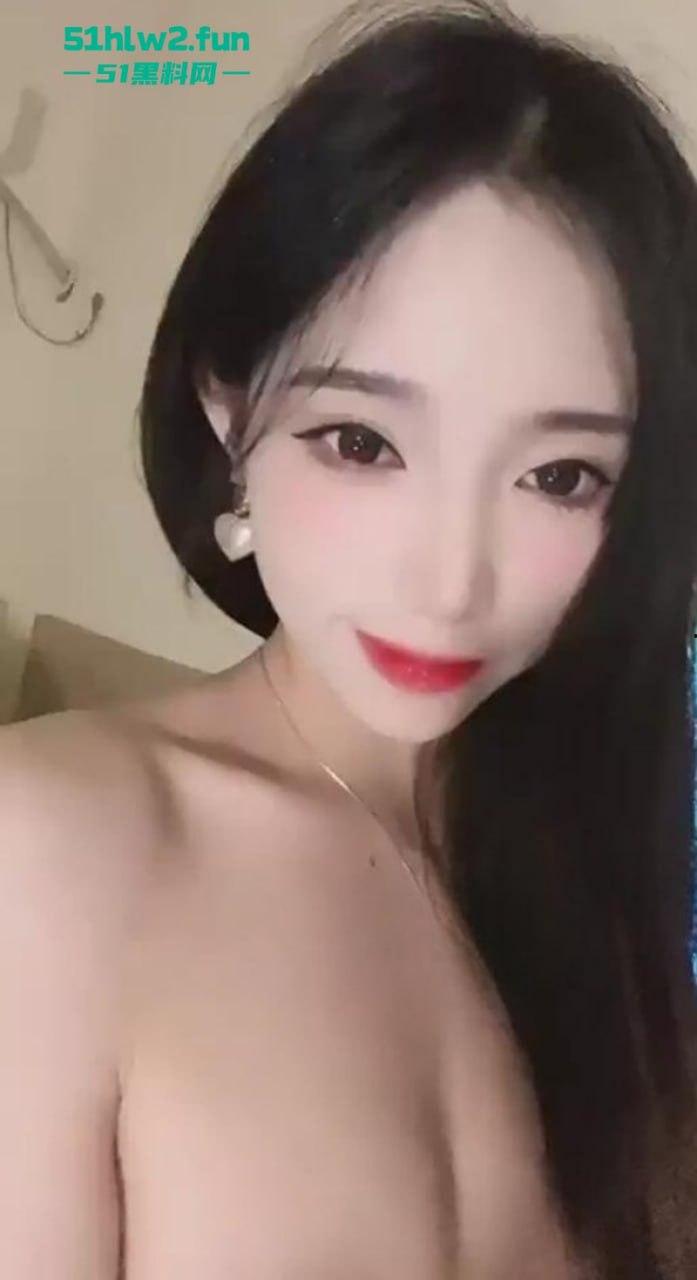 性感女主播【草帽】全身透露着淫荡的气息，在镜头前自慰扣穴性感的娇躯都要被玩坏了！