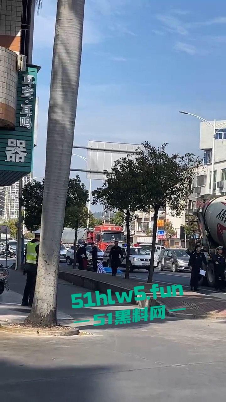 汕头市突发惨烈车祸！妙龄妹遭渣土车碾压头而过当场爆浆，场面惨不忍睹。