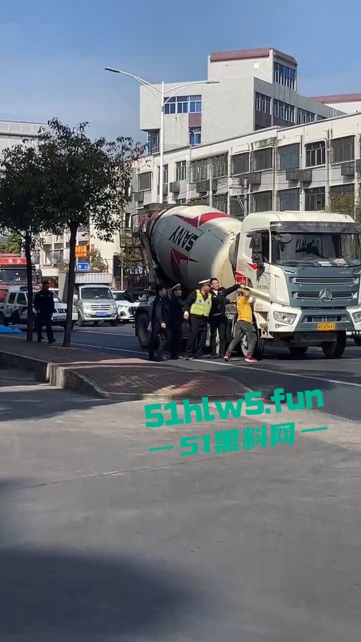 汕头市突发惨烈车祸！妙龄妹遭渣土车碾压头而过当场爆浆，场面惨不忍睹。
