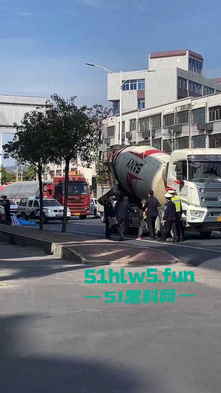 汕头市突发惨烈车祸！妙龄妹遭渣土车碾压头而过当场爆浆，场面惨不忍睹。