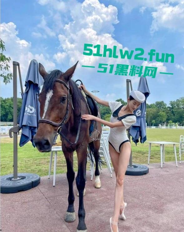 深圳罗湖区舞蹈老师【宋欣】福利炸裂，酒店黑丝一字马，听金主指令劈叉捏乳，十分钟撸点拉满！