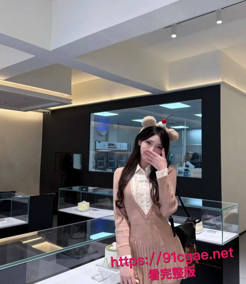 姐弟乱伦视频流出 爸妈上班家里没人，淫荡高三姐姐勾引弟弟口爆啪啪，最后被弟弟内射