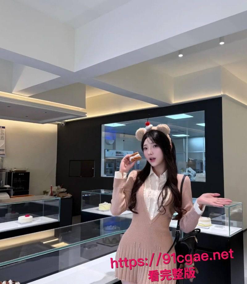 姐弟乱伦视频流出 爸妈上班家里没人，淫荡高三姐姐勾引弟弟口爆啪啪，最后被弟弟内射