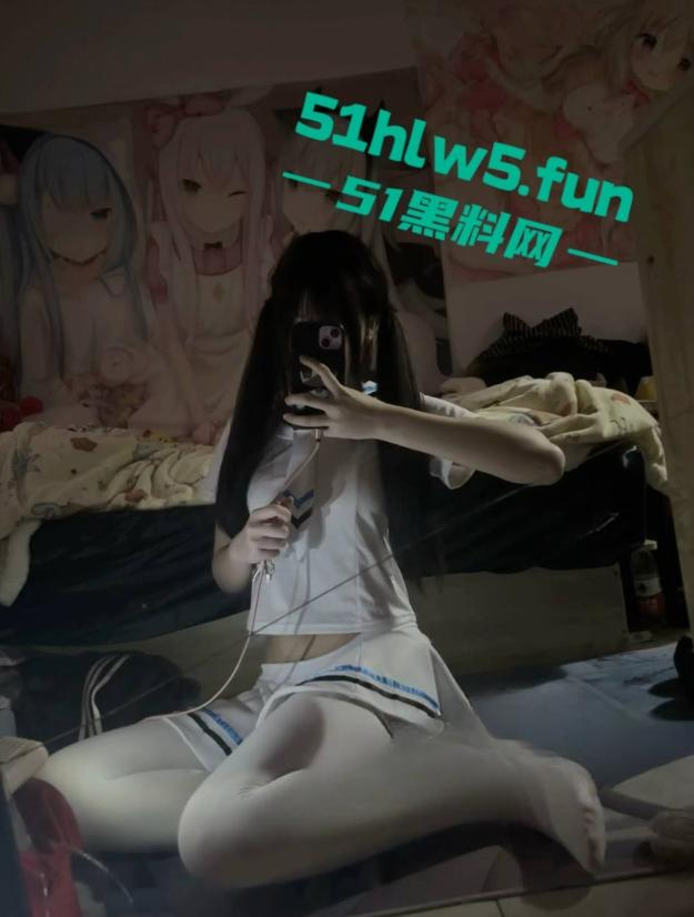 抖音20岁极品萝莉博主【不开森】真名叫【朱心蝶】前一秒直播求粉丝爸爸的礼物打赏，下一秒就远程金主裸聊！-5