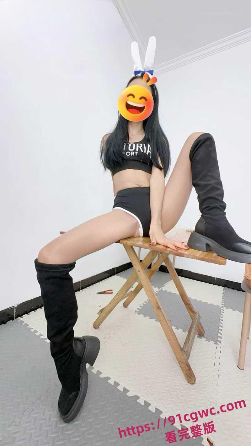 小姨子吵架不理姐夫 房间内强制扣逼 镜前后入爆操内射！