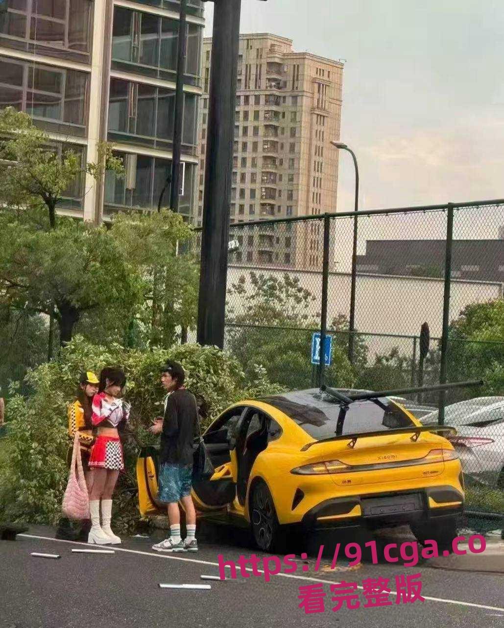 悠米er穿高跟鞋驾驶小米Ultra 发生车祸 发视频称刹车失灵随后将视频删除！