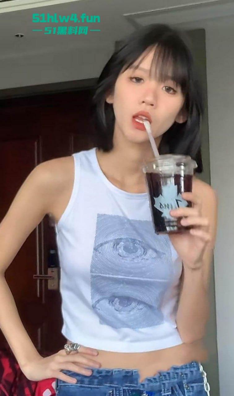 抖音纯欲天花板1800万网红【井川里予】现在已改名【痱子哭哭】不雅视频事件！纯欲天花板沦为擦边天花板 。