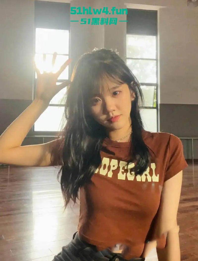 抖音纯欲天花板1800万网红【井川里予】现在已改名【痱子哭哭】不雅视频事件！纯欲天花板沦为擦边天花板 。