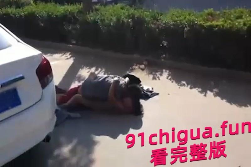 大爷大妈马路边激情做爱 被围观群众怼脸拍摄 #近距离偷拍大爷大妈做爱