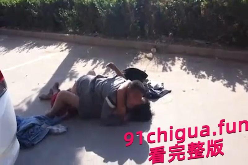 大爷大妈马路边激情做爱 被围观群众怼脸拍摄 #近距离偷拍大爷大妈做爱