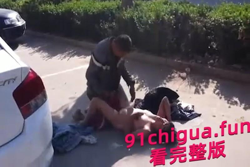 大爷大妈马路边激情做爱 被围观群众怼脸拍摄 #近距离偷拍大爷大妈做爱