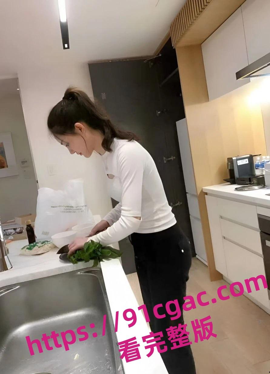 四川航空姐周娅菲惊爆丑闻!刚下飞机直奔酒店与炮友狂欢-5