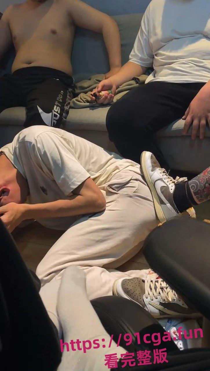 造女生黄谣 被约到酒店戏耍 男主到酒店开门一看 一群抠脚大汉