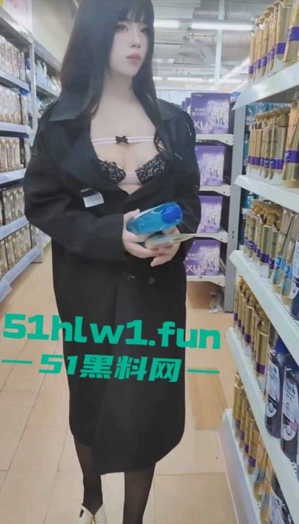 极品高颜值小仙女接受大神户外调教，塞入遥控跳蛋在超市景区大胆玩露出全程。