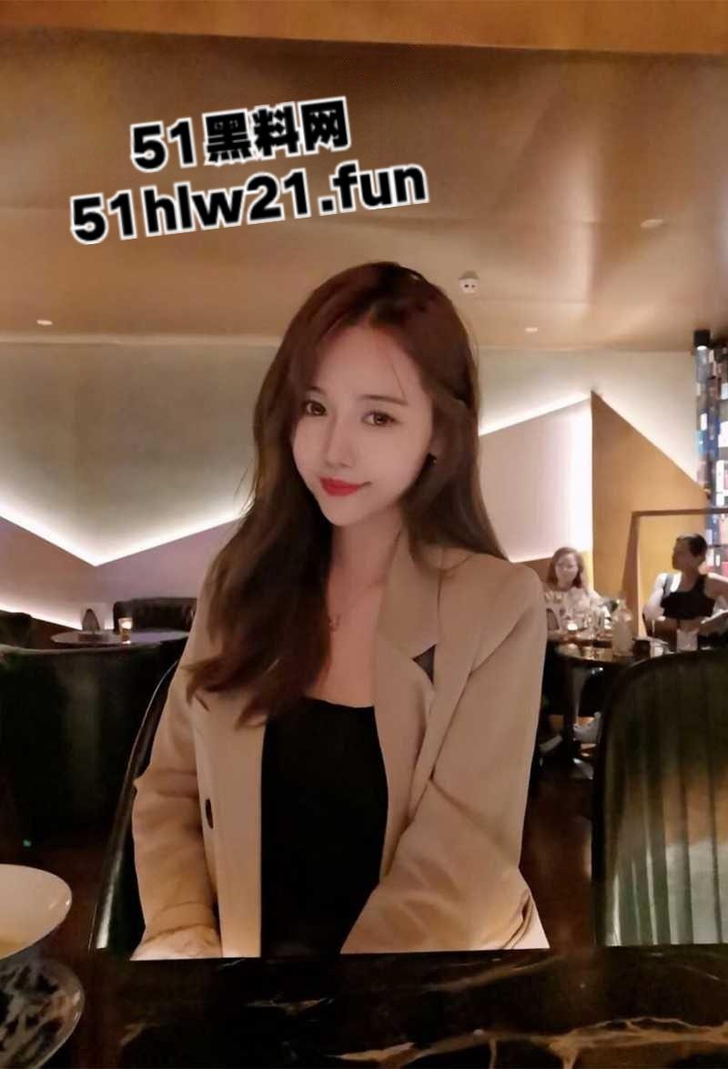 顺德农行职员【陈雪莹】乱交视频流出，清纯御姐独爱3P群交被两男前后顶操，叫声酥麻诱人。