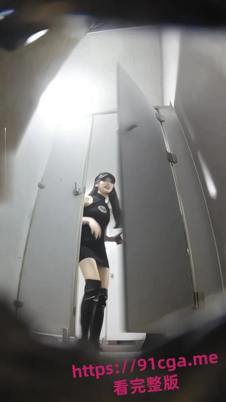 女网红在酒吧女厕被偷拍 镜头怼穴特写 嫩穴一览无余