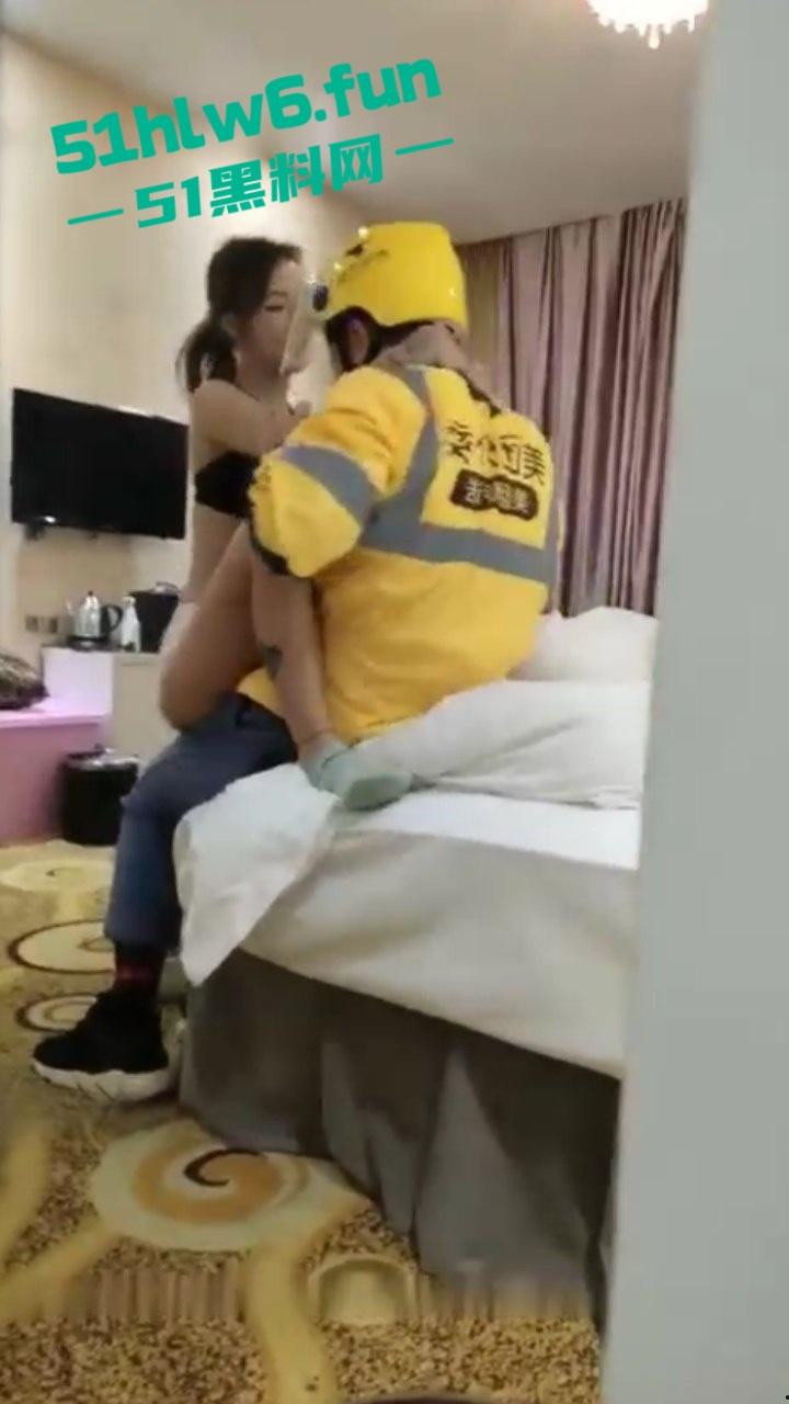 小伙带女友和闺蜜开房，为了刺激竟然让闺蜜勾引外卖小哥，房间玩完再到ktv乱交真是太淫荡了。-6