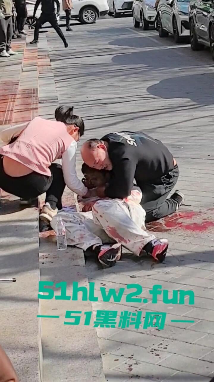 北京顺义区民富街，初中生摔倒被铁棍插中系一商户为防止别人门前停车安置，导致血液喷涌当场死亡。