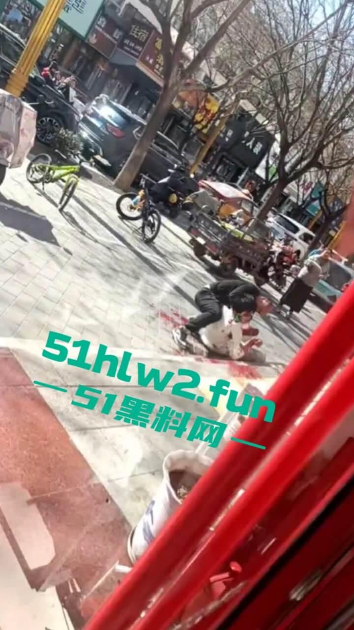 北京顺义区民富街，初中生摔倒被铁棍插中系一商户为防止别人门前停车安置，导致血液喷涌当场死亡。