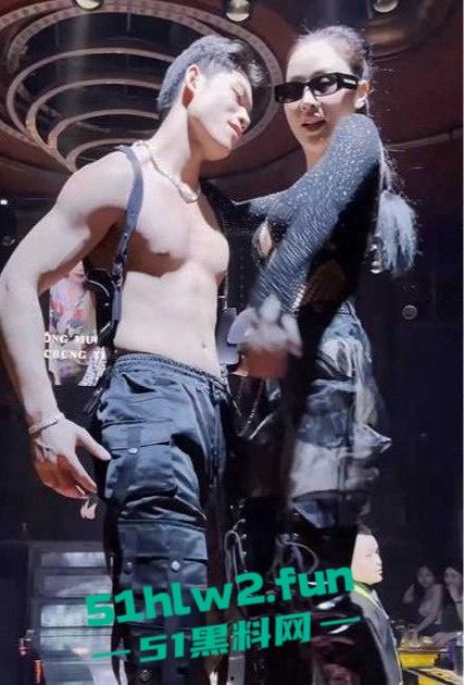 越南夜店里的极品骚鸡，情趣内衣加大长腿骚鸡扭得全场燥，舞台上搔首弄姿，一杯酒下肚人都沦陷！