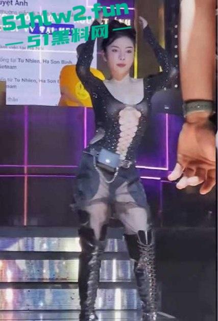 越南夜店里的极品骚鸡,情趣内衣加大长腿骚鸡扭得全场燥,舞台上搔首弄姿,一杯酒下肚人都沦陷!-6