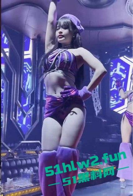 越南夜店里的极品骚鸡,情趣内衣加大长腿骚鸡扭得全场燥,舞台上搔首弄姿,一杯酒下肚人都沦陷!-7