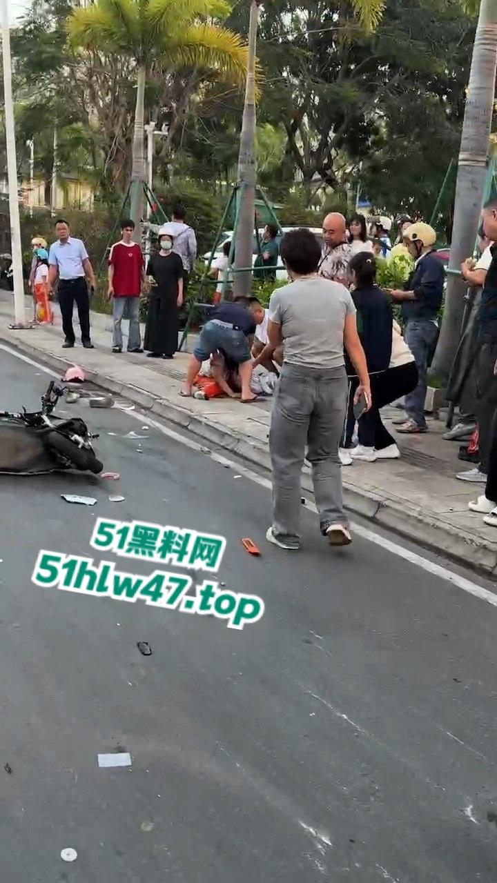 海南三亚金鸡岭路口惊现马路杀手，60岁大妈开货车撞飞一堆电驴和行人，现场十分凄惨混乱！