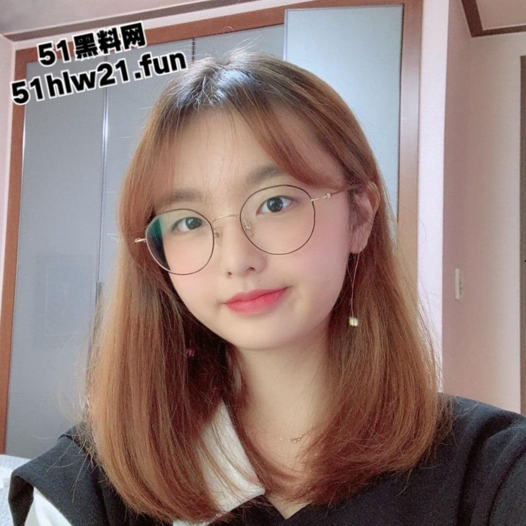 青春无敌可爱尤物，极品反差眼镜萝莉身材极品美乳粉嫩，果然带眼镜的最骚私下极度反差。