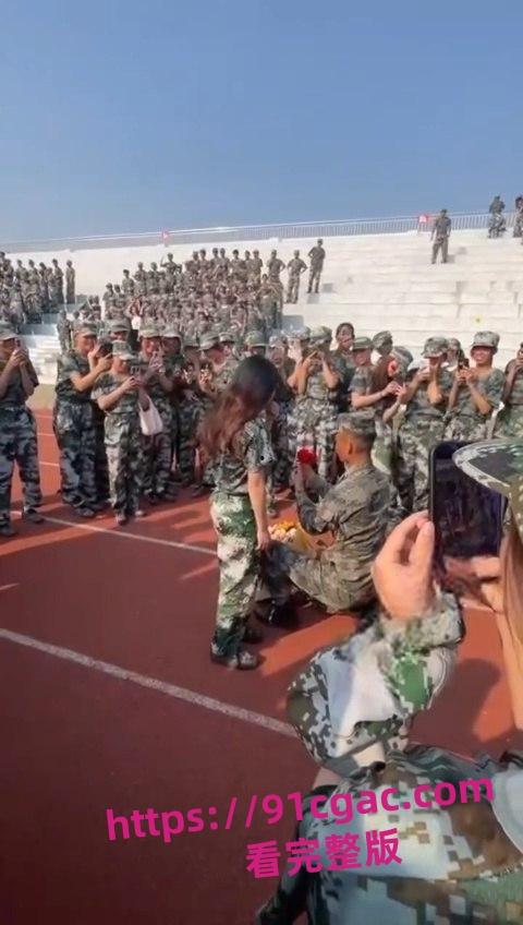 教官跪地表白女大学生抱住猛亲 相识不到半个月 成功忽悠单纯小女生！