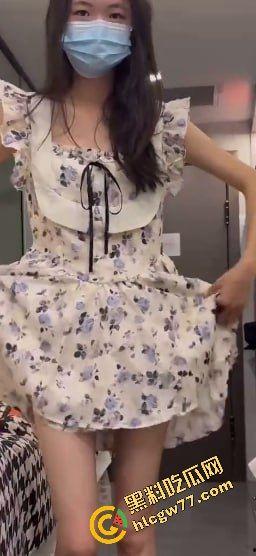 楼下妹子被摄影师约拍，竟然直接让其脱衣服用自慰棒戳B，摄影师这职业竟有这功能？