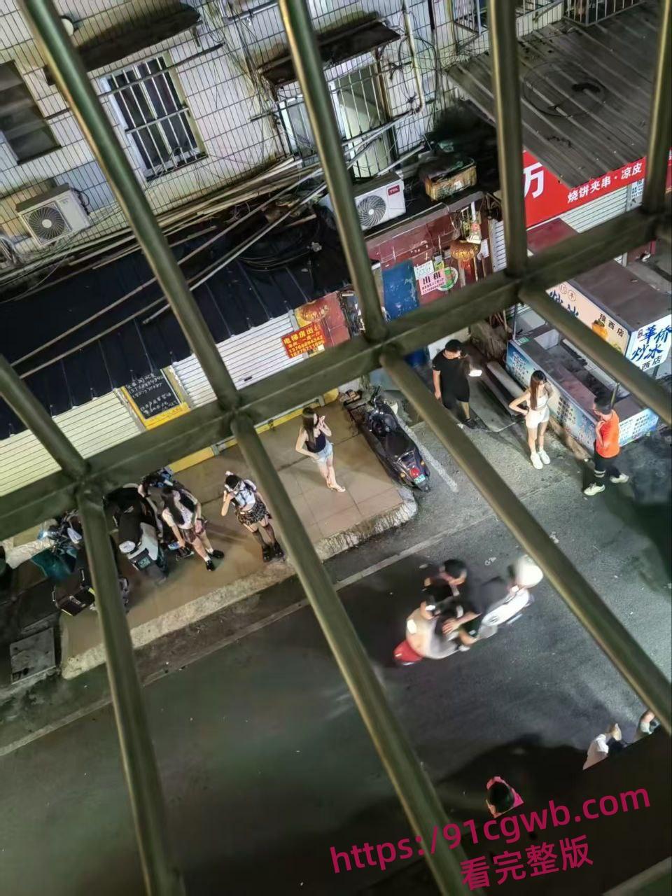 广西南宁琅西菜市站街女后续火爆全网后竟排起长龙队 小姐姐骚逼被操到冒烟