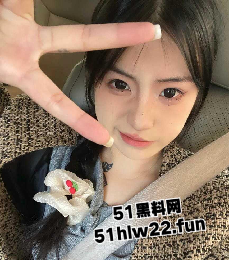 江西纹身小太妹【李妍】被社会大哥带去宾馆一顿输出，黑丝白丝混合穿搭年轻就是无极限。