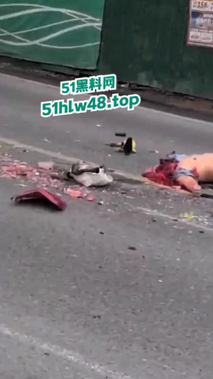 四川泸州男子拐弯超车不看路，未带头盔被重型大车压爆脑袋，当场惨变无头尸。