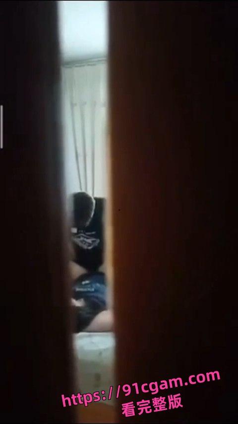 中国好室友！把女朋友带回来表演活春宫 故意不关门给室友欣赏