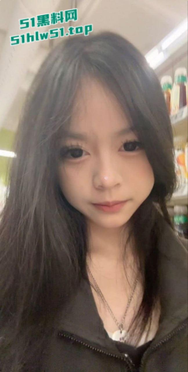 重庆邮电大学大一新生【胡美瑶】私下却超级反差，大屌后入翘臀淫叫不断啪啪作响！