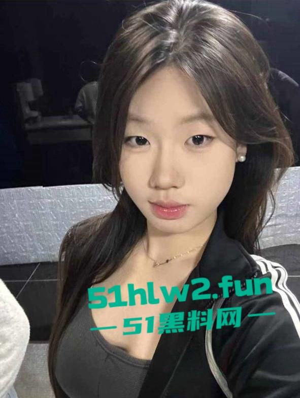 河南20岁骚货母狗【李琦】穿着黑丝连体情趣内衣大跳骚舞，露脸自慰的表情简直太骚了。