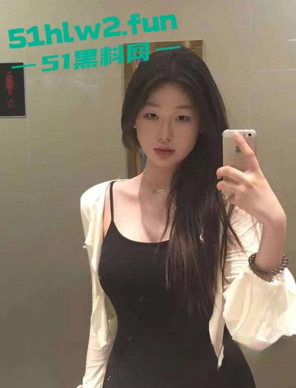 河南20岁骚货母狗【李琦】穿着黑丝连体情趣内衣大跳骚舞，露脸自慰的表情简直太骚了。