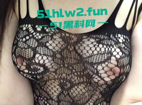 河南20岁骚货母狗【李琦】穿着黑丝连体情趣内衣大跳骚舞，露脸自慰的表情简直太骚了。-5