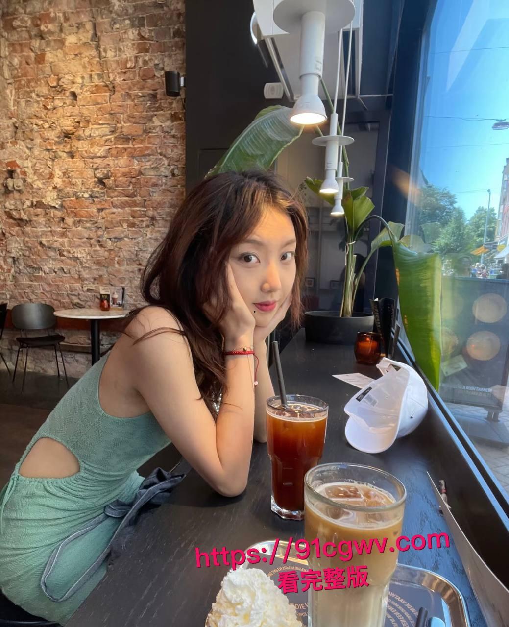 英国利兹大学高颜值女留学生时间管理大师被曝光 和五个富二代玩转伦敦豪圈 深喉口交视频流出!-8