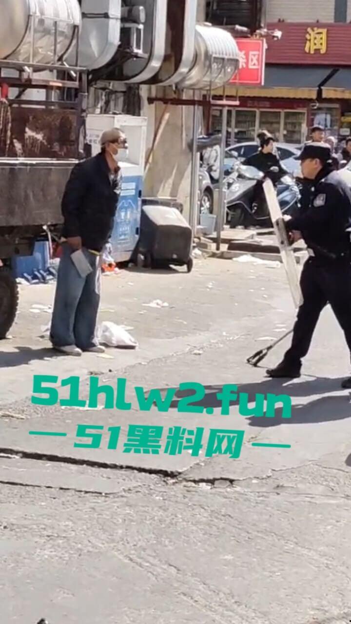 汕尾市海丰县持刀匪徒和帽子叔叔对峙被抓，王某抢劫犯此前有吸毒史逮捕现场视频曝光。