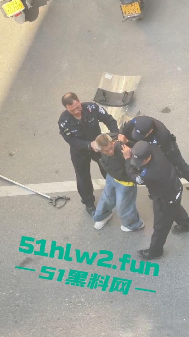 汕尾市海丰县持刀匪徒和帽子叔叔对峙被抓，王某抢劫犯此前有吸毒史逮捕现场视频曝光。