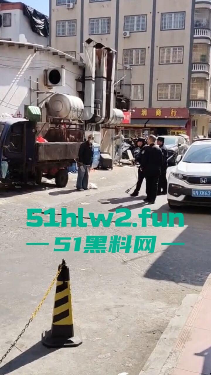 汕尾市海丰县持刀匪徒和帽子叔叔对峙被抓，王某抢劫犯此前有吸毒史逮捕现场视频曝光。